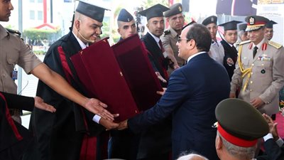 تخريج الدفعة 156 ضباط صف.. الرئيس السيسي يمنح الخريجين نوط الواجب العسكري