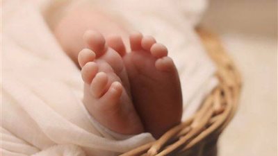 العثور على رضيعة بجوار القمامة.. والنيابة تأمر بوضعها في الحضانه