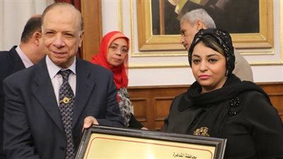 صور.. محافظ القاهرة يُكرم أسر شهداء الجيش والشرطة