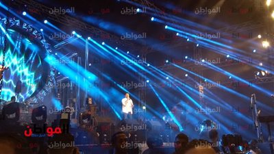 صور.. تامر حسنى يختتم حفله بـ جامعة هليوبوليس بكلمة للجمهور