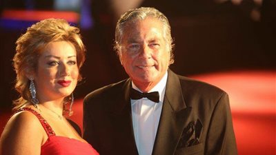 فيديو وصور.. مصطفى فهمي يحتفل بعيد ميلاد زوجته في فرنسا 