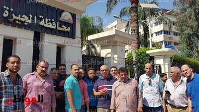 صور.. تجمهر بقالين التموين أمام محافظة الجيزة بسبب تعطل سيستم ماكينات الصرف