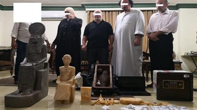 ضبط أربعة أشخاص وبحوزتهم 58 قطعة يشتبه فى أثريتها بـ الجيزة