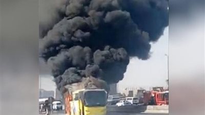 شاهد.. حريق هائل يلتهم أتوبيسًا سياحيًا أعلى الدائري 