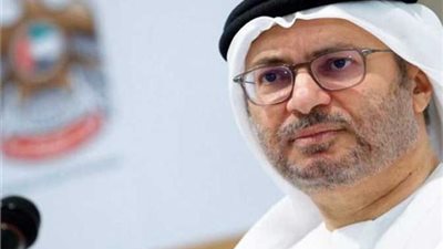 أنور قرقاش يعلق على منع قطر مواطنيها من أداء فريضة الحج