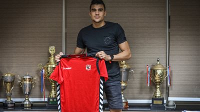 لاعب الأهلي يطير إلى تونس ..ويعود خلال أيام