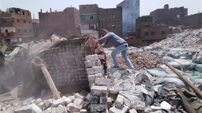 صور.. حملة لإزالة مخلفات البناء في حي غرب مدينة نصر