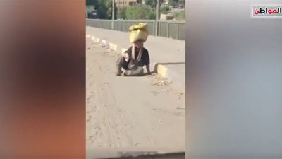 فيديو.. سيدة تزحف على الأرض الساخنة لجلب لقمة العيش