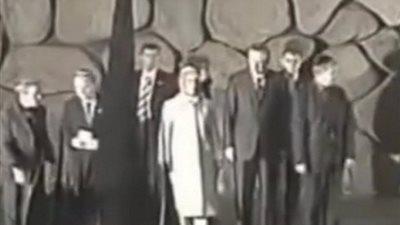 صورة لا تنسى .. أردوغان يزور قبر مؤسس الصهيونية
