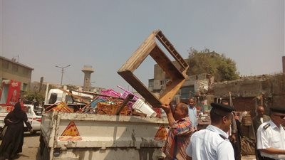 صور.. رئيس حي المطرية يشن حملة مكبرة لإزالة الإشغالات