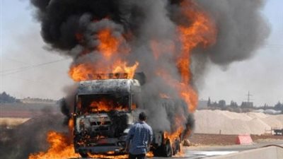 شلل مروري أعلى طريق الصف بسبب اشتعال النيران في سيارة محملة بالأسمنت