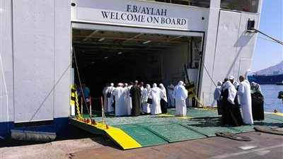 صور.. انطلاق أولى رحلات الحج البري بـ ميناء نويبع