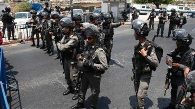 لحظة غلق قوات الاحتلال