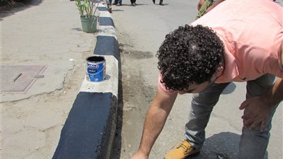 فيديو.. النائب خالد فهمي يشارك في مبادرة تنظيف ميادين مصر