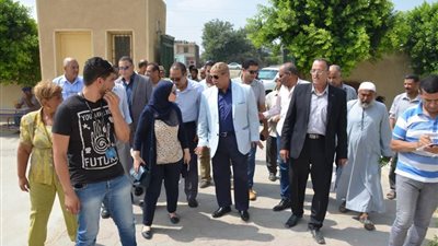 محافظ الاسماعيلية يشهد القافلة الطبية الخدمية بقرية المنايف في أبوصوير