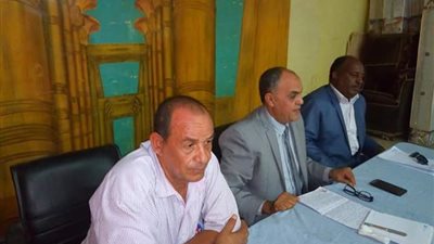 صور.. مدير إدفو التعليمية يجتمع بمديري المرحلة الابتدائية استعدادا للعام الجديد