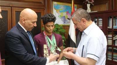 محافظ كفرالشيخ يكرم البطل الرياضى أحمد فؤاد ويمنحه مكافأة التميز