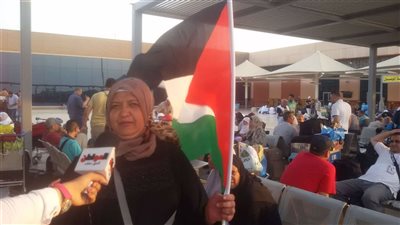 صور.. أعلام الحجاج الفسطينيين تزين مطار القاهرة قبل سفرهم لأداء مناسك الحج