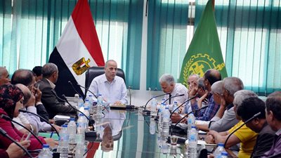 محافظ القليوبية يجتمع بـ إدارات التموين لتسهيل تسجيل المواليد الجدد