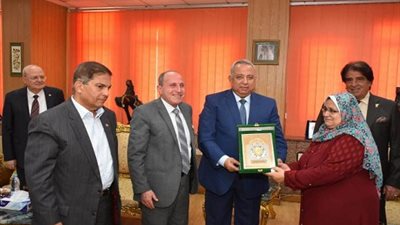 صور.. تكريم رئيس قطاع كهرباء جنوب الشرقية بمنحها درع وأوسكار المحافظة 