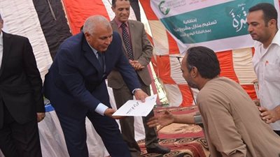 صور.. تسليم 60 وحدة سكنية بمشروع سترة في قريتين بـ الوادي الجديد