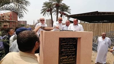 صور.. محافظ القليوبية ووكيل الصحة يضعان حجر أساس المركز الطبي بكفر شكر 