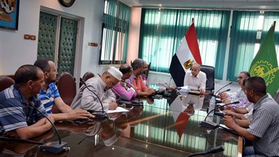 محافظ القليوبية يجتمع بـ متعهدي القمامة بحي غرب شبرا الخيمة لحل مشكلاتهم