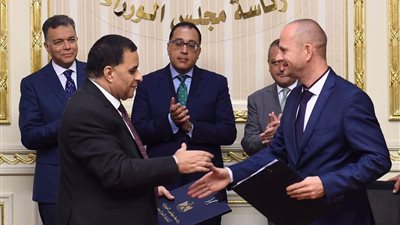 صور.. وزير النقل: ماكينة قياس حالة السكك الحديدية تضمن تحقيق السلامة على الخطوط