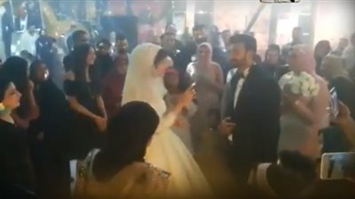 فيديو | عروس تفاجئ عريسها بالغناء.. وتشعل قلوب المعازيم 