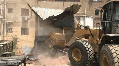صور.. إزالة محلين بدون ترخيص في حملة مكبرة بحي مدينة نصر