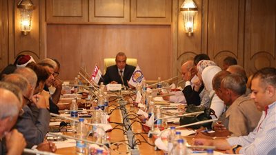 محافظ قنا يعقد اجتماع المجلس التنفيذي لاستعراض الخطة الاستثمارية 2018/2019