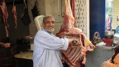 صور.. قبل عيد الأضحى 2018.. جزار بـ إحدى الأحياء الشعبية يوضح سبب الإقبال على لحم الجمال