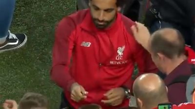 فيديو.. محمد صلاح يوقع لـ