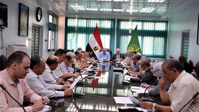 محافظ القليوبية يجتمع بالقيادات التنفيذية لتفعيل المبادرات المجتمعية