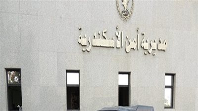انقلاب سيارة محملة بفوارغ الزجاج بالطريق الدولي في الإسكندرية