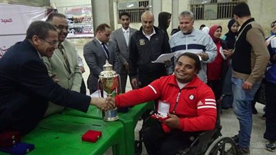 باحث أكاديمي بالمنيا ينجح في تحقيق بطولات رياضية ويوجه رسالة لمتحدي الإعاقة