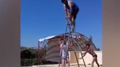 فيديو.. نهاية مفزعة لرجل حاول القفز في حمام السباحة 