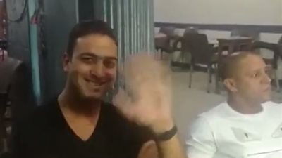فيديو.. روبرتو كارلوس يشاهد مباراة في الدوري المصري على قهوة بلدي