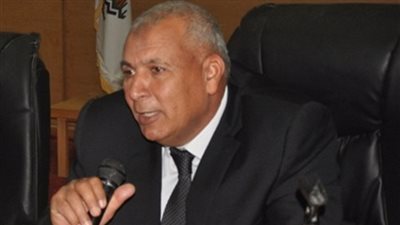 محافظ الوادي الجديد يقرر تسليم الزي المدرسي بالمجان لتلاميذ درب الأربعين