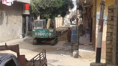صور.. البدء في توصيل خطوط الإنترنت بمدارس الخانكة