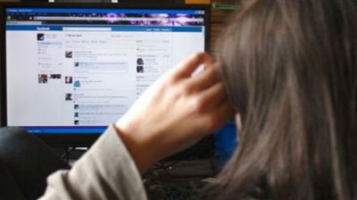 تجديد حبس طالب ابتز صديقته وأجبرها على ممارسة الجنس معه ومع شقيقها 