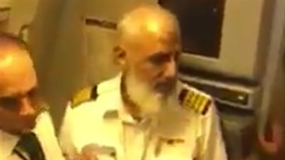 فيديو.. أم تتوسل لطاقم طائرة بفتح الباب بعد إغماء طفلها.. والسبب!