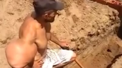 فيديو| عامل لديه عضلات مثل شخصية باباي الكارتونية 