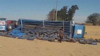 انقلاب سيارة محملة بأسطوانات أكسجين في الفيوم