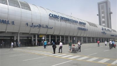 صور .. وصول الفائز بالمركز الأول فى الفيزياء إلى مصر