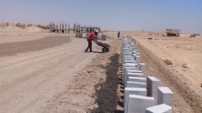 صور.. رئيس مدينة القصير: استمرار تركيب البلدورات بالمناطق الجديدة بـ البحر الأحمر