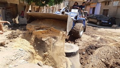 صور.. تمهيد الطرق بقرية سلامون بعد عمليات الحفر الخاصة بـ الصرف الصحي