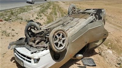مصرع طفل وإصابة 4 أشخاص في انقلاب سيارة بطريق 