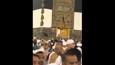 فيديو.. أحد الحجاج يحاول اقتحام الكعبة المشرفة