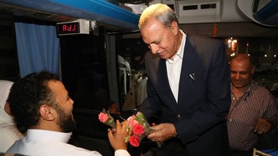 محافظ قنا يودع حجاج بعثة الجمعيات الاهلية